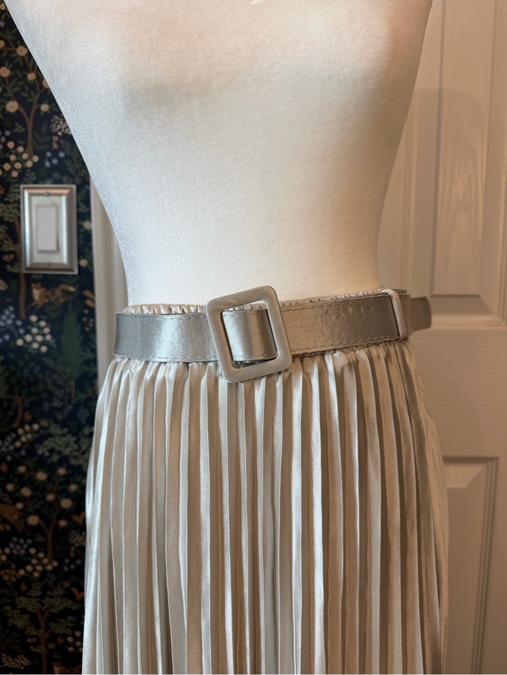 Metallic Cream Pleated Midi Skirt with Matching Belt - Picture 2 of 7